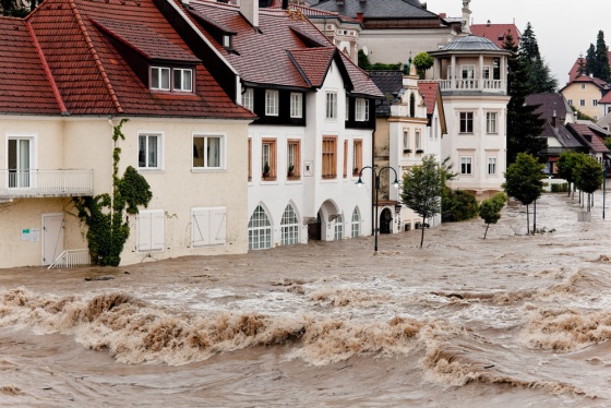 Überflutung von Straßen und Häusern in der Steiermark, Österreich